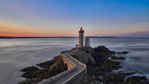 paysage de la cote bretonne avec un lever de soleil